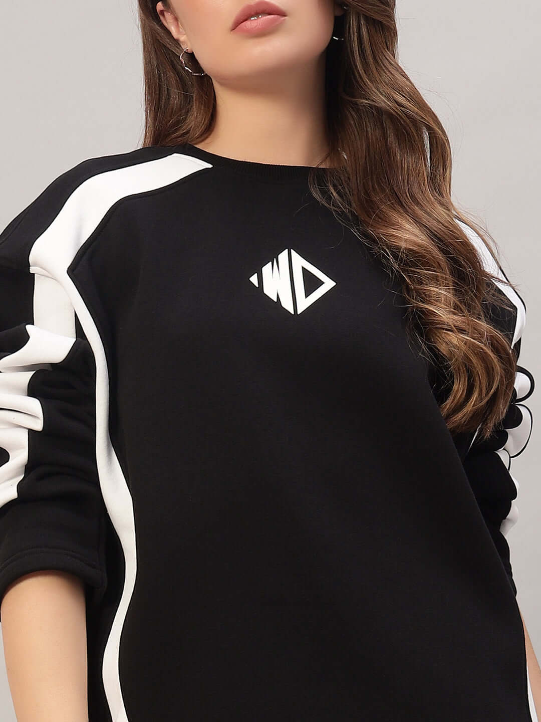 Model wearing WOMEN RUGBY OVERSIZED FLEECE SWEATSHIRT BLACK with sporty-chic style and cozy fleece.