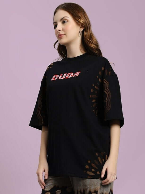 Model wearing WOMEN'S SHADOW SWIRL TIE-DYE T-SHIRT BLACK showcasing stylish casual wear.