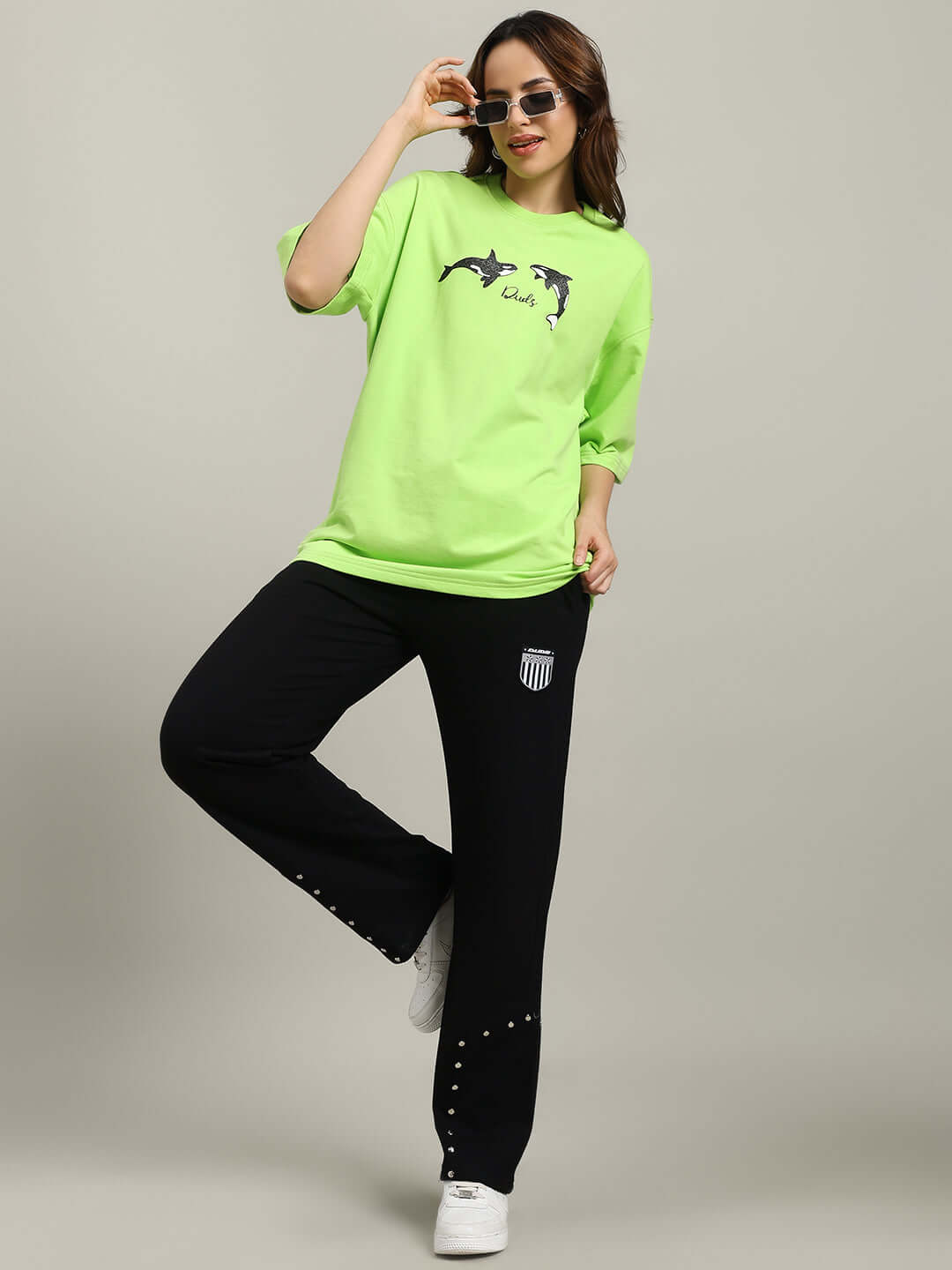 Model wearing WOMEN'S STUNNER RELAXED FIT JOGGER BLACK with green shirt