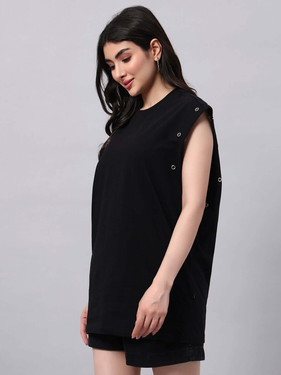 Woman wearing WOMENS ALVEN OVERSIZED T-SHIRT BLACK in a stylish pose
