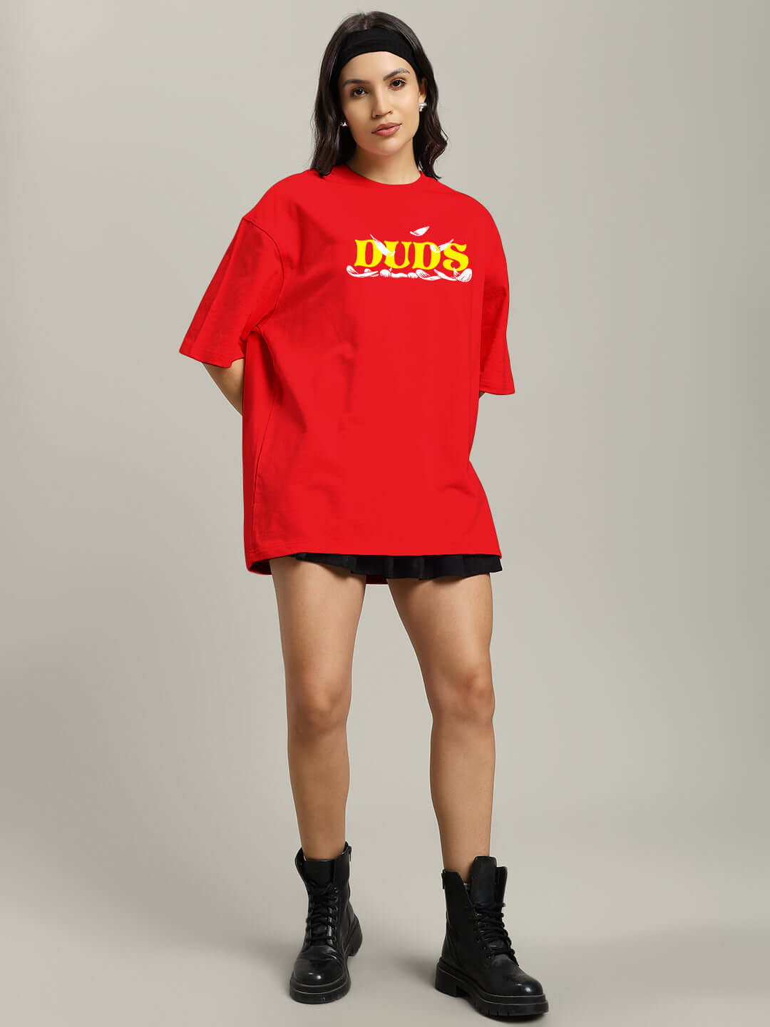 Red women's oversized t-shirt with 'stay happy' print, made of premium cotton and elastane, modeled for style and comfort.