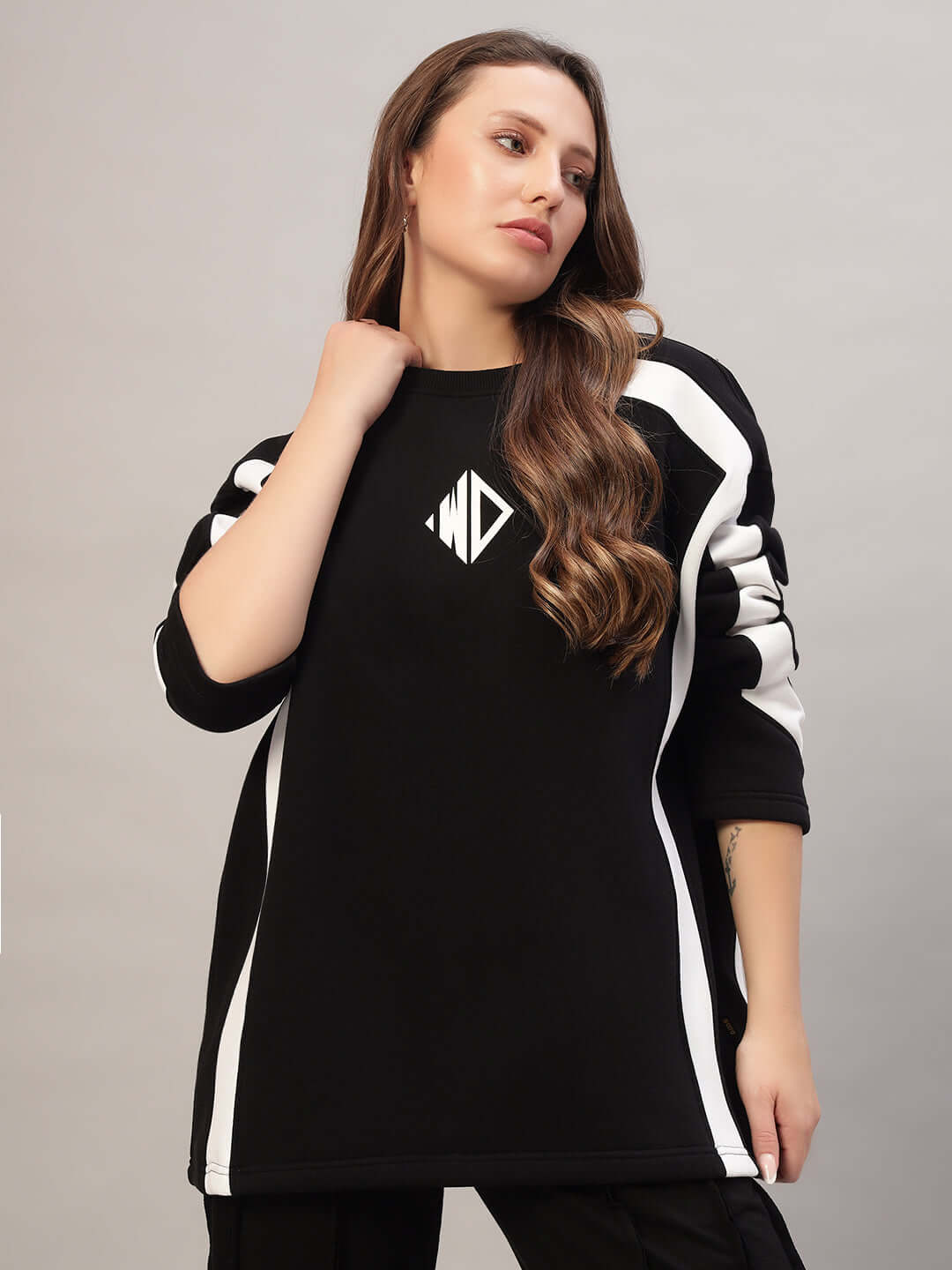 Model wearing WOMEN RUGBY OVERSIZED FLEECE SWEATSHIRT BLACK, showcasing sporty-chic style and cozy comfort.