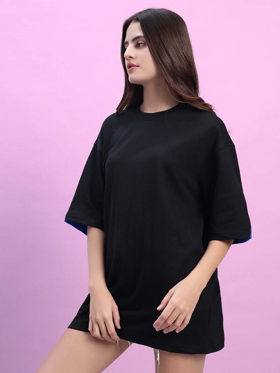 Woman wearing a black-blue oversized T-shirt made of premium cotton fabric, perfect for casual wear. Product by Color By Colours.