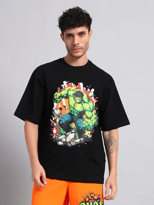 Man wearing black oversized t-shirt featuring Hulk graphic, perfect for a trendy and comfy summer look with shorts or jeans.