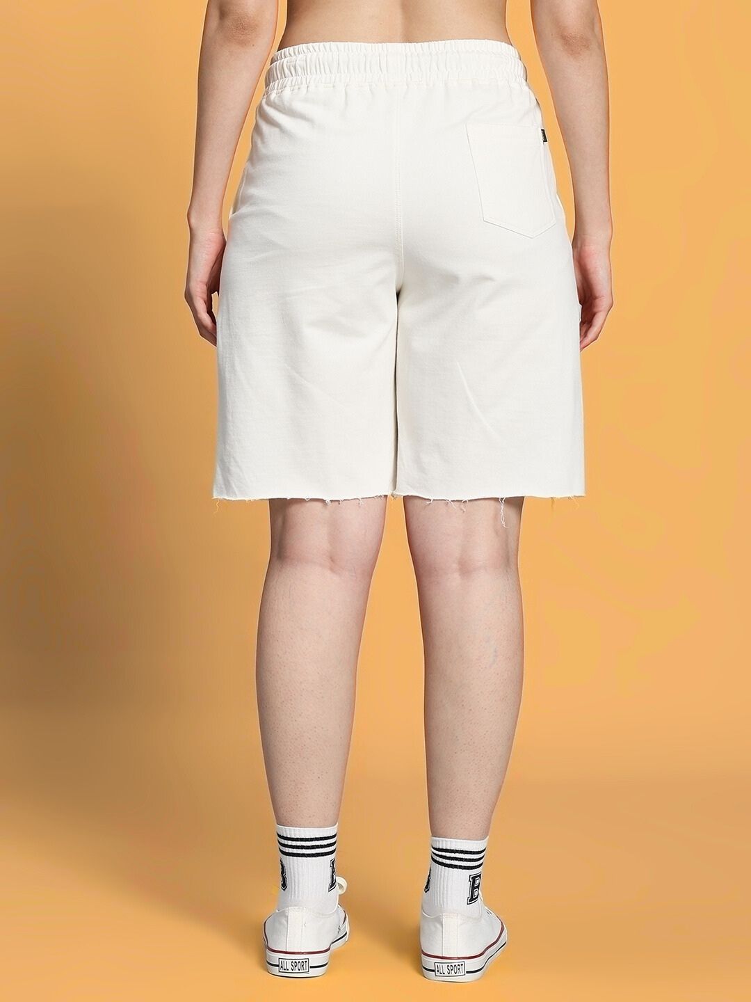 WOMEN'S BLAZE BULLS PRINT REGULAR FIT SHORTS (OFF WHITE)