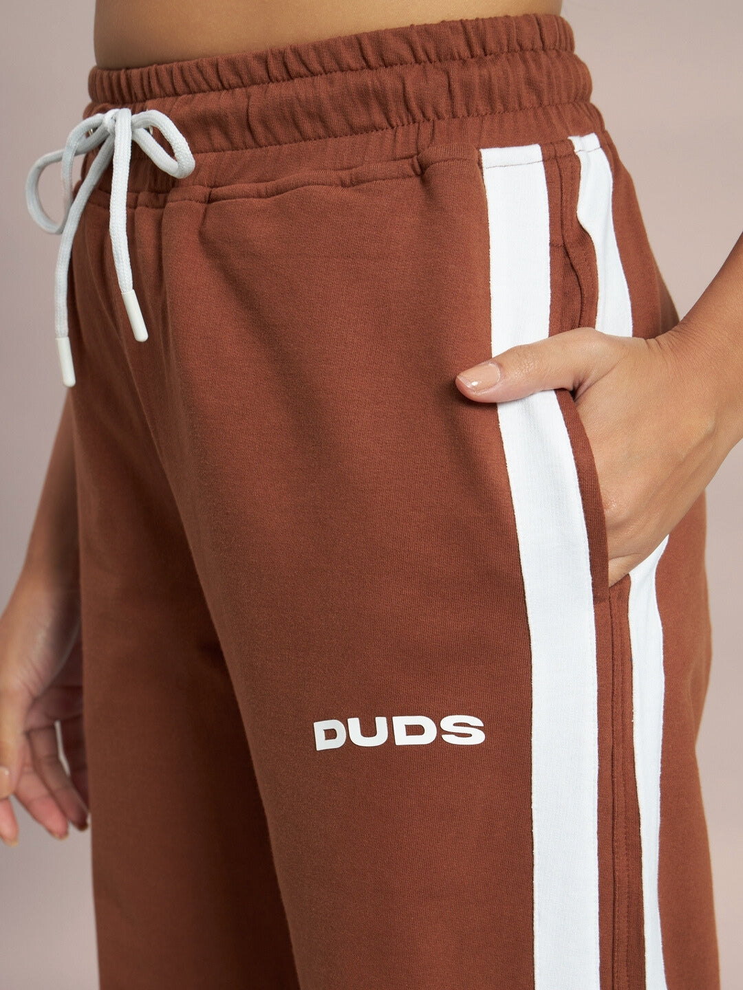 WOMEN'S FUTURE ICON 2 STRIPE JOGGER (BROWN)