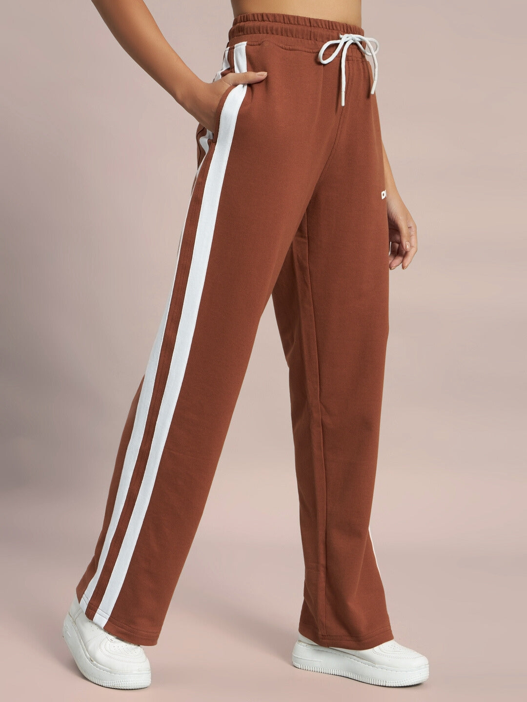 WOMEN'S FUTURE ICON 2 STRIPE JOGGER (BROWN)