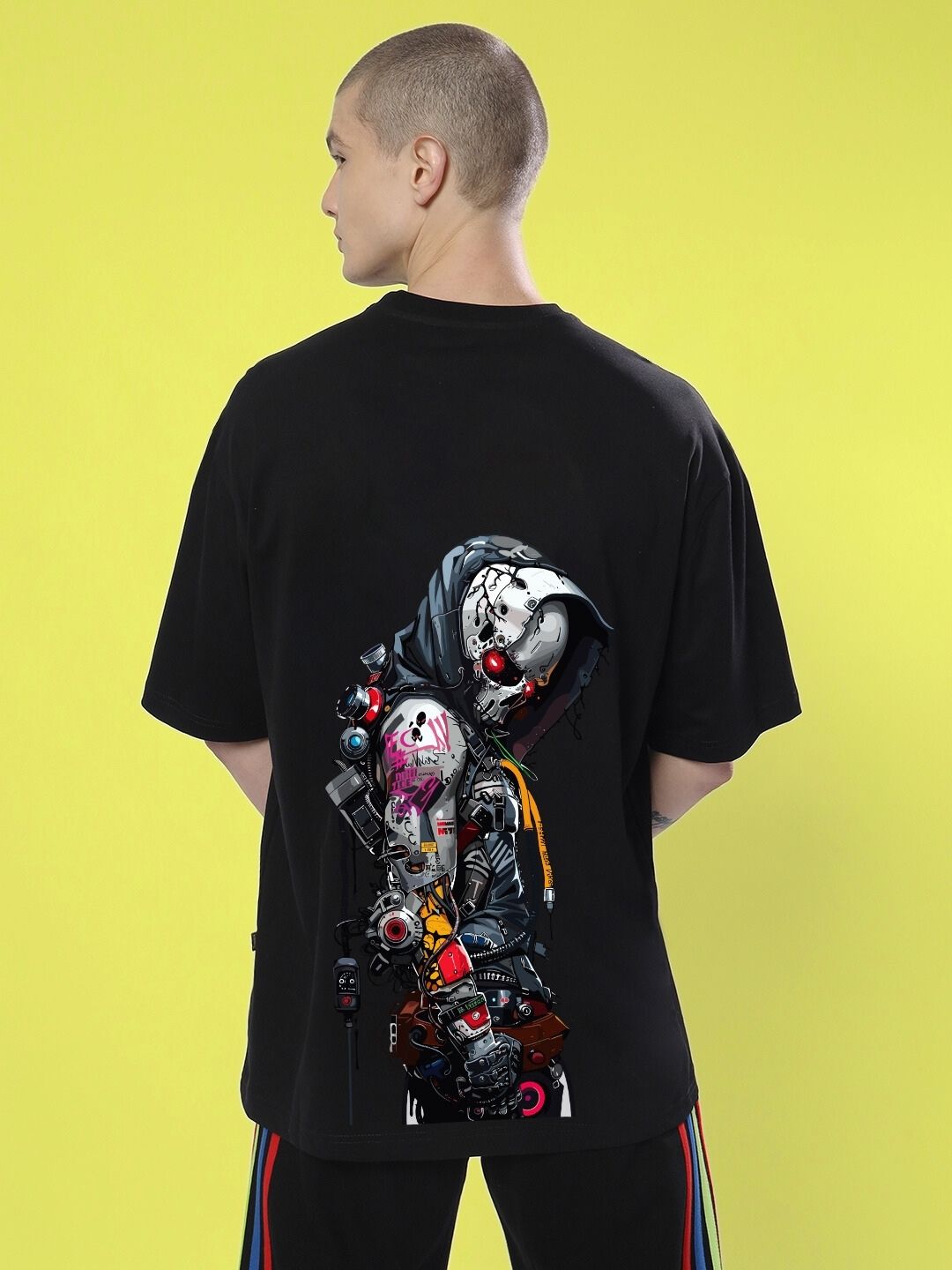 Model wearing SKULL CYBERPUNK OVERSIZED T-SHIRT BLACK showing futuristic skull artwork design on the back.