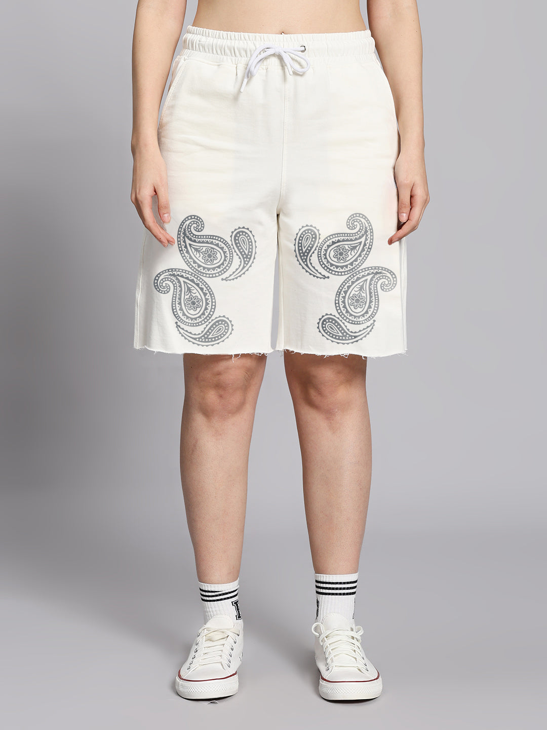 WOMEN'S MESSI PAISLEY PRINT REGULAR FIT SHORTS (OFF WHITE)