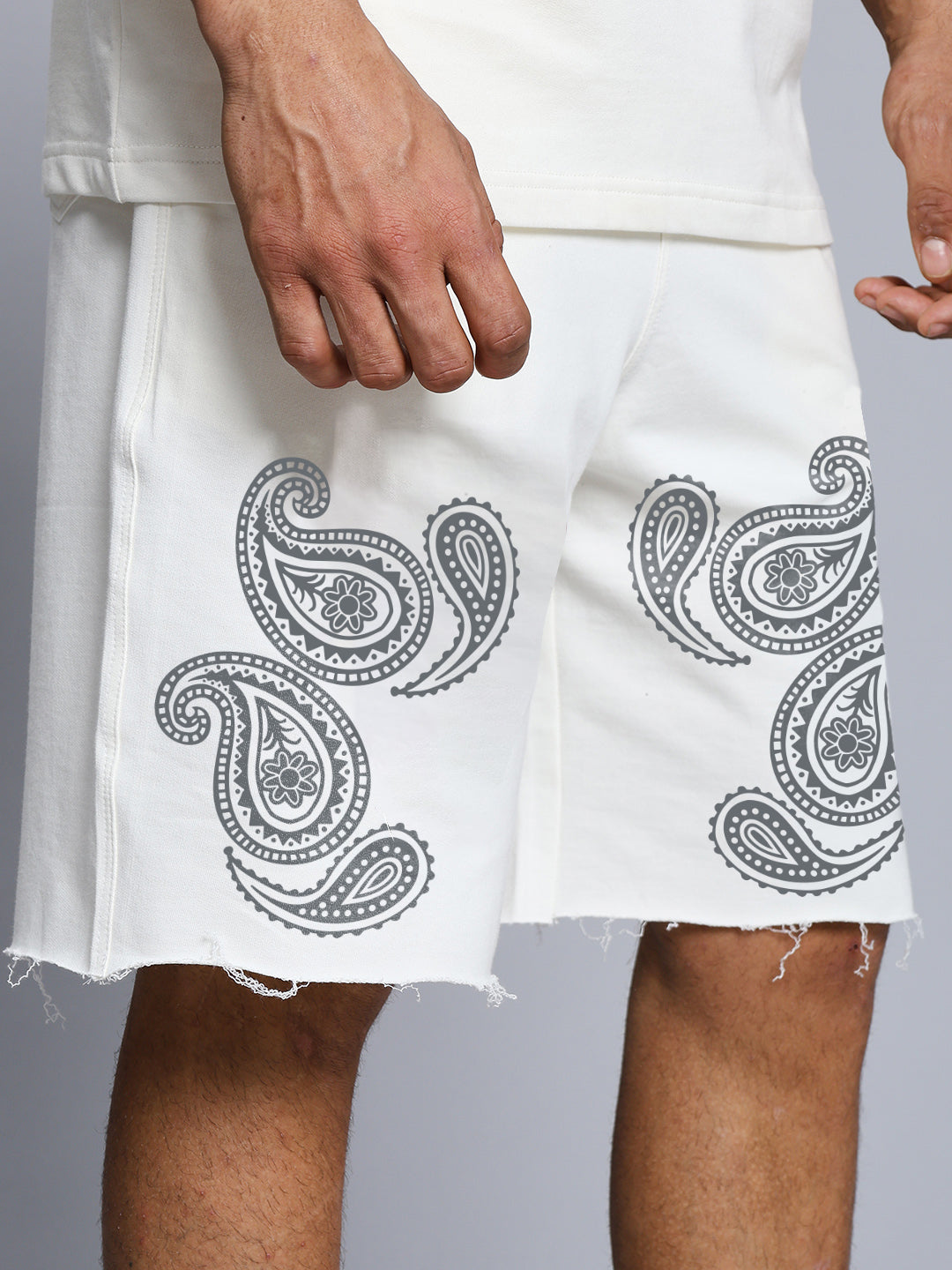 MESSI PAISLEY PRINT REGULAR FIT SHORTS (OFF WHITE)