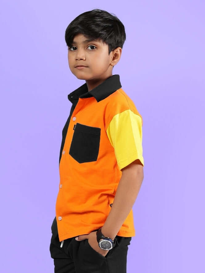 APEX SHIRT FOR BOYS & GIRLS MULTI BLACK being modeled by a young boy in a colorful setting.