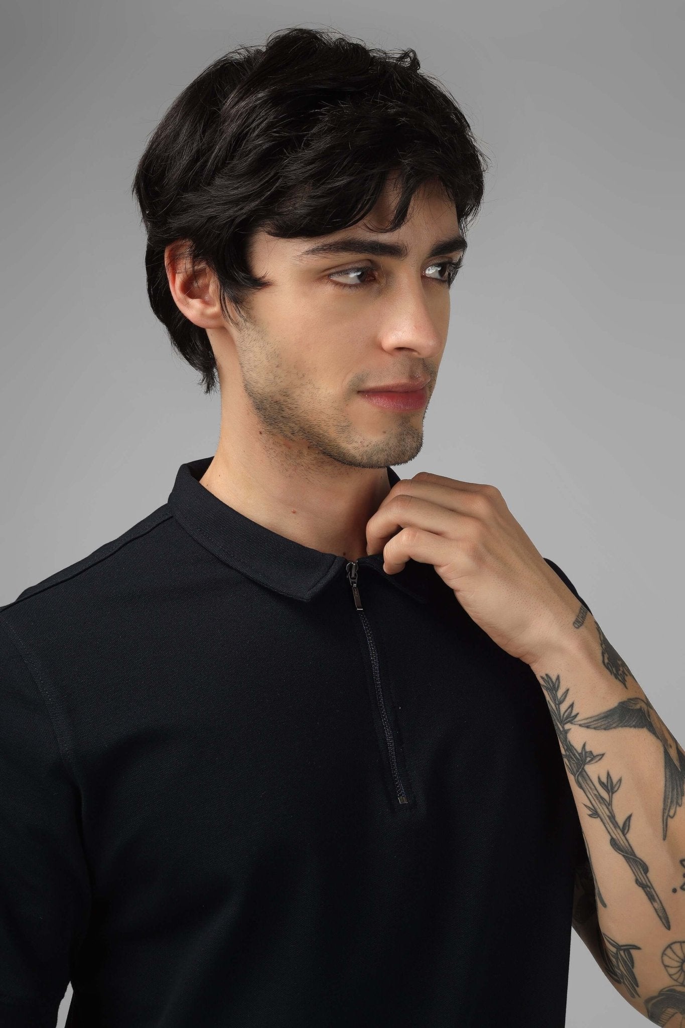 Man wearing ZIPPER POLO NECK ZIPPER T-SHIRT BLACK with structured collar and zip neckline, showcasing modern streetwear fashion.