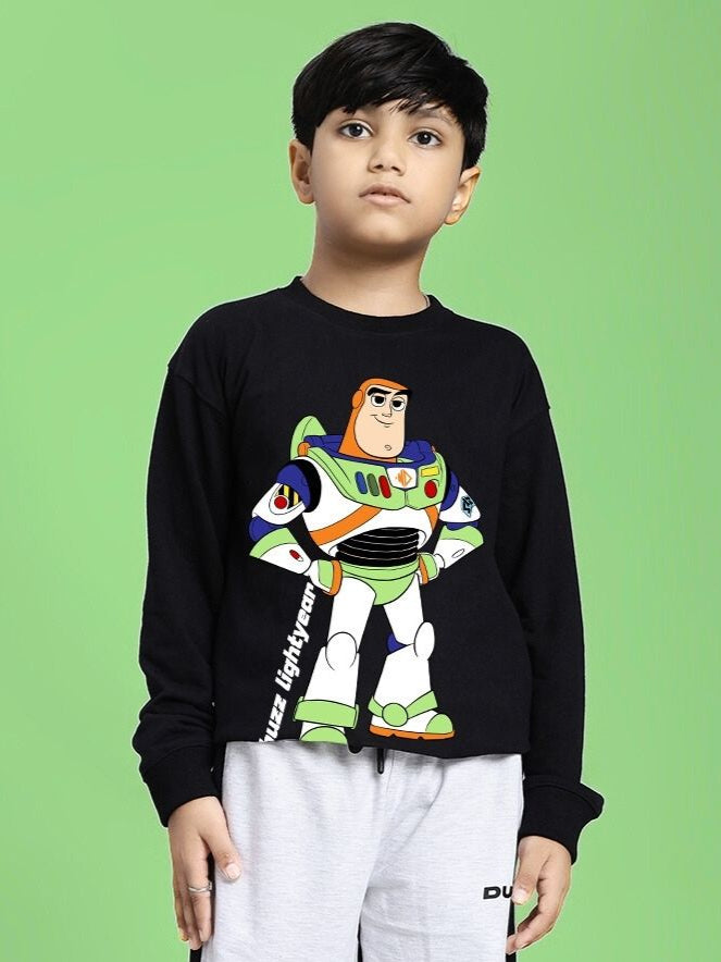 Child wearing a BUZZ LIGHTYEAR SWEATSHIRT FOR BOYS AND GIRLS BLACK against green background
