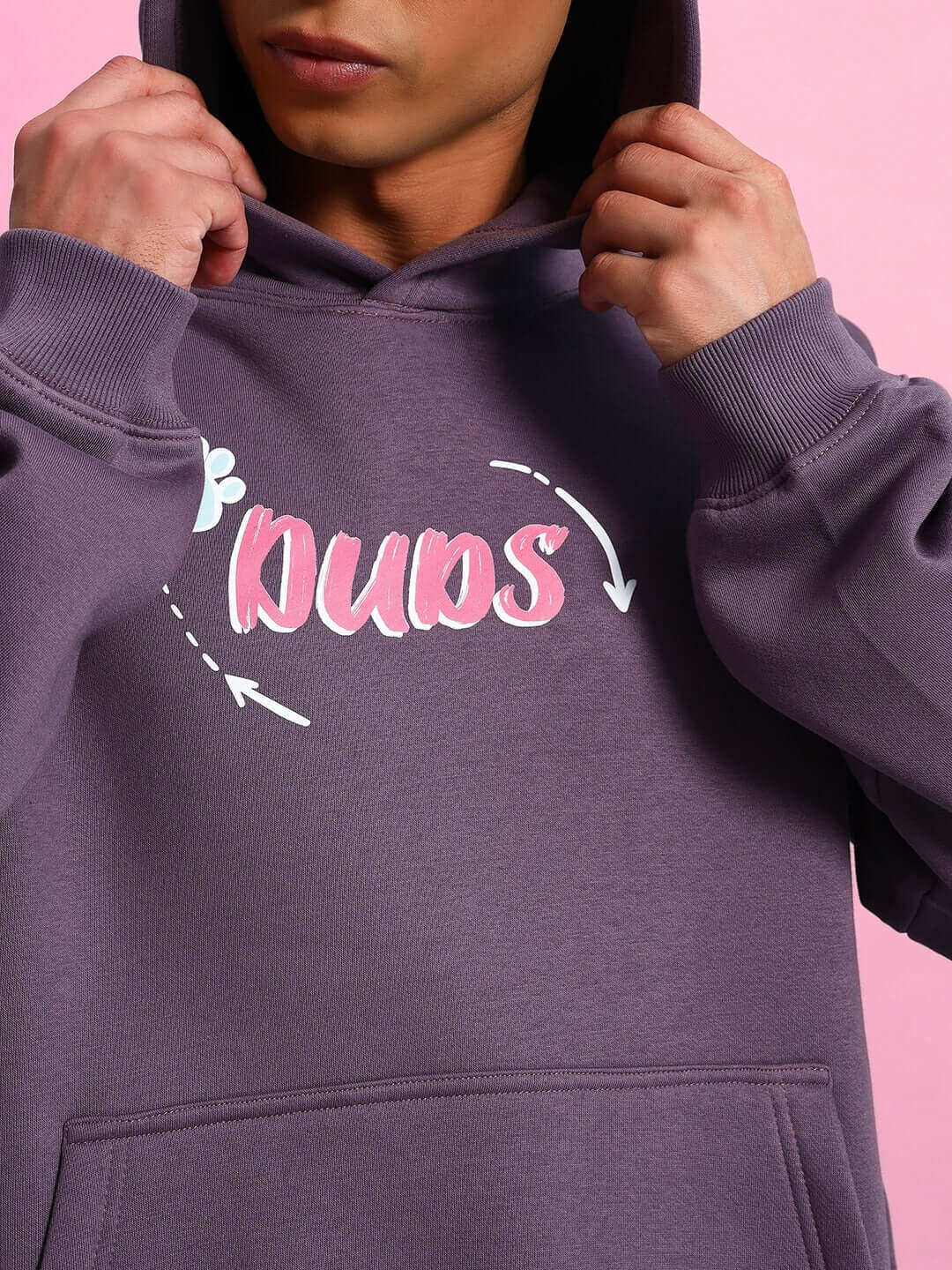 Person wearing a CASPER COTTON FLEECE HOODIE VIOLET with 'duos' print, showcasing soft fabric and vibrant color.