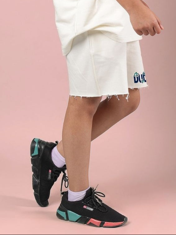 Child wearing CLOUD PRINTED SHORTS FOR BOYS AND GIRLS OFF WHITE with trendy sneakers
