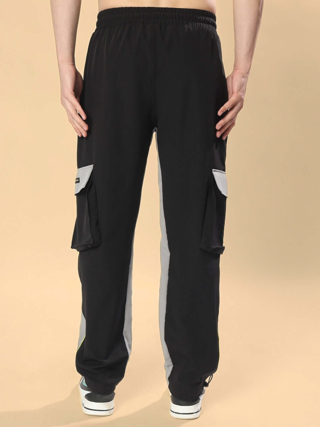 CRAZY RELAXED FIT Cargo Pants in black-grey with side pockets. Custom fit available for prepaid orders. Contacted by DUDS post order.