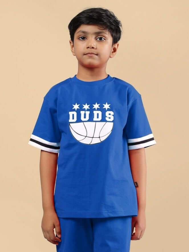DIGGIN OVERSIZED T-SHIRT FOR BOYS & GIRLS BLUE, modeled by a child wearing a blue shirt with DUDS logo, made to order, customizable fit