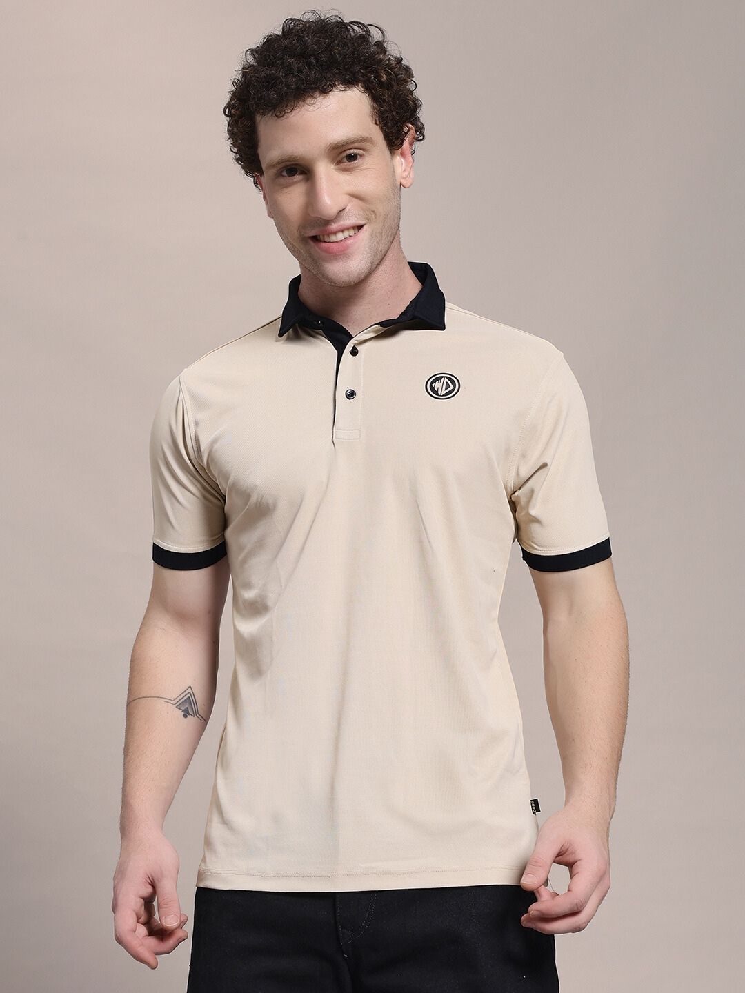 Man wearing EDGE POLO REGULAR FIT T-SHIRT BEIGE BLACK with polo collar and two-tone design, showcasing modern streetwear style.