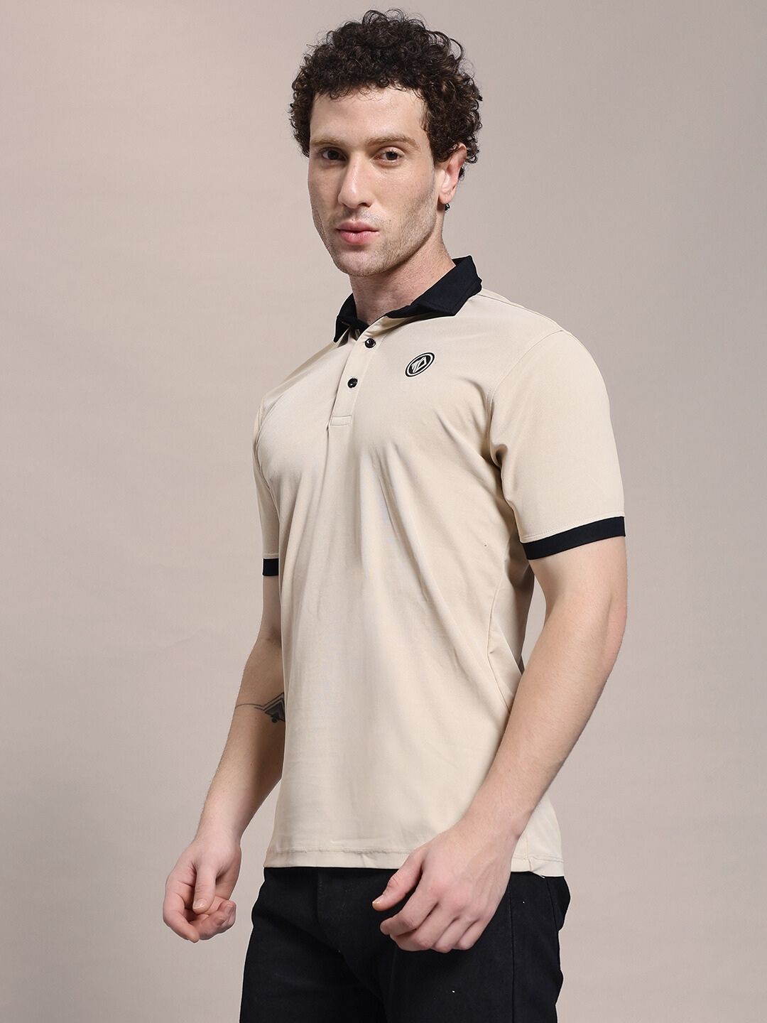 Man wearing EDGE POLO REGULAR FIT T-SHIRT BEIGE BLACK with a stylish polo collar and two-tone design.