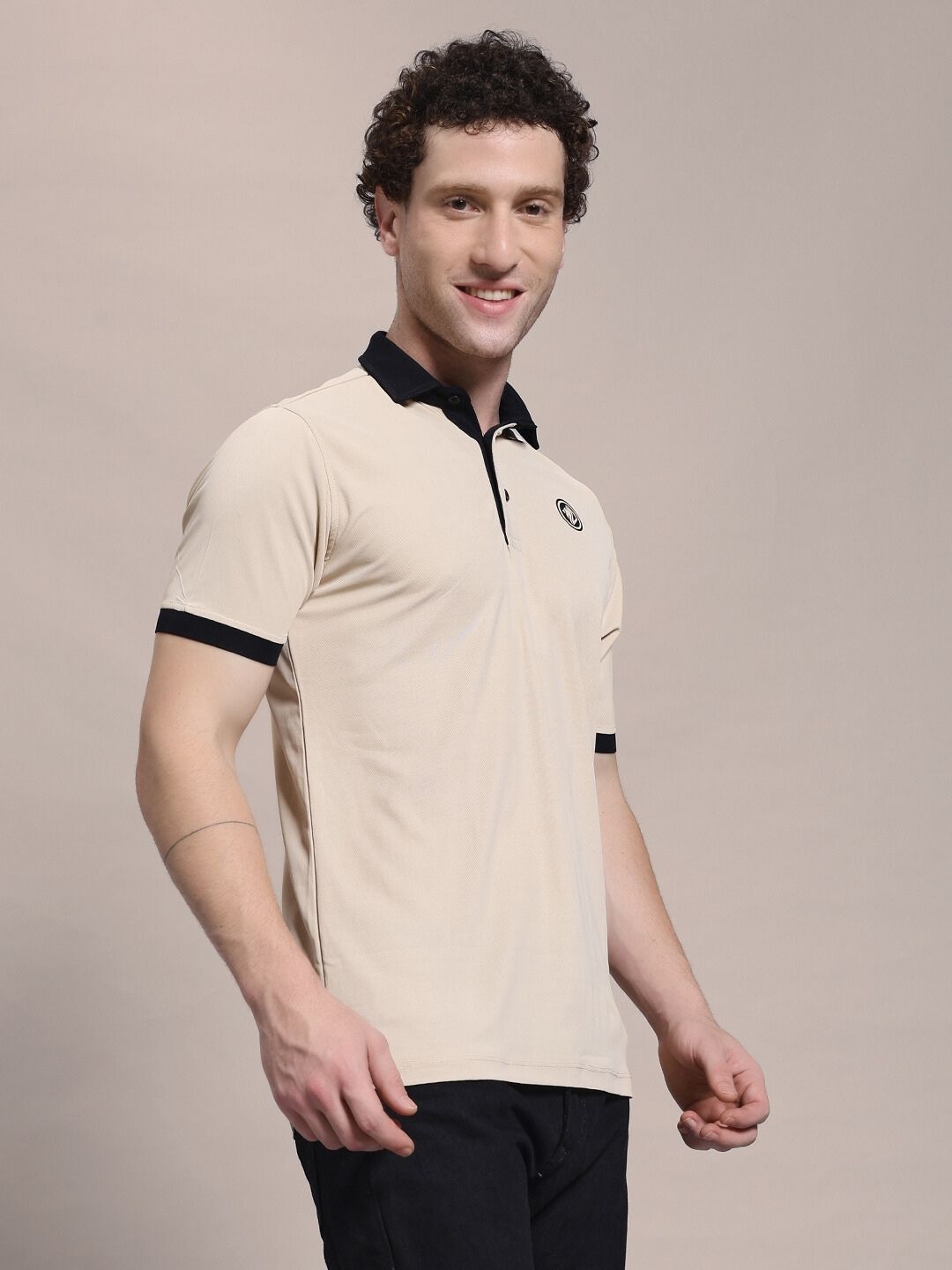 Man wearing EDGE POLO REGULAR FIT T-SHIRT BEIGE BLACK with classic polo collar, showing off a stylish two-tone design.