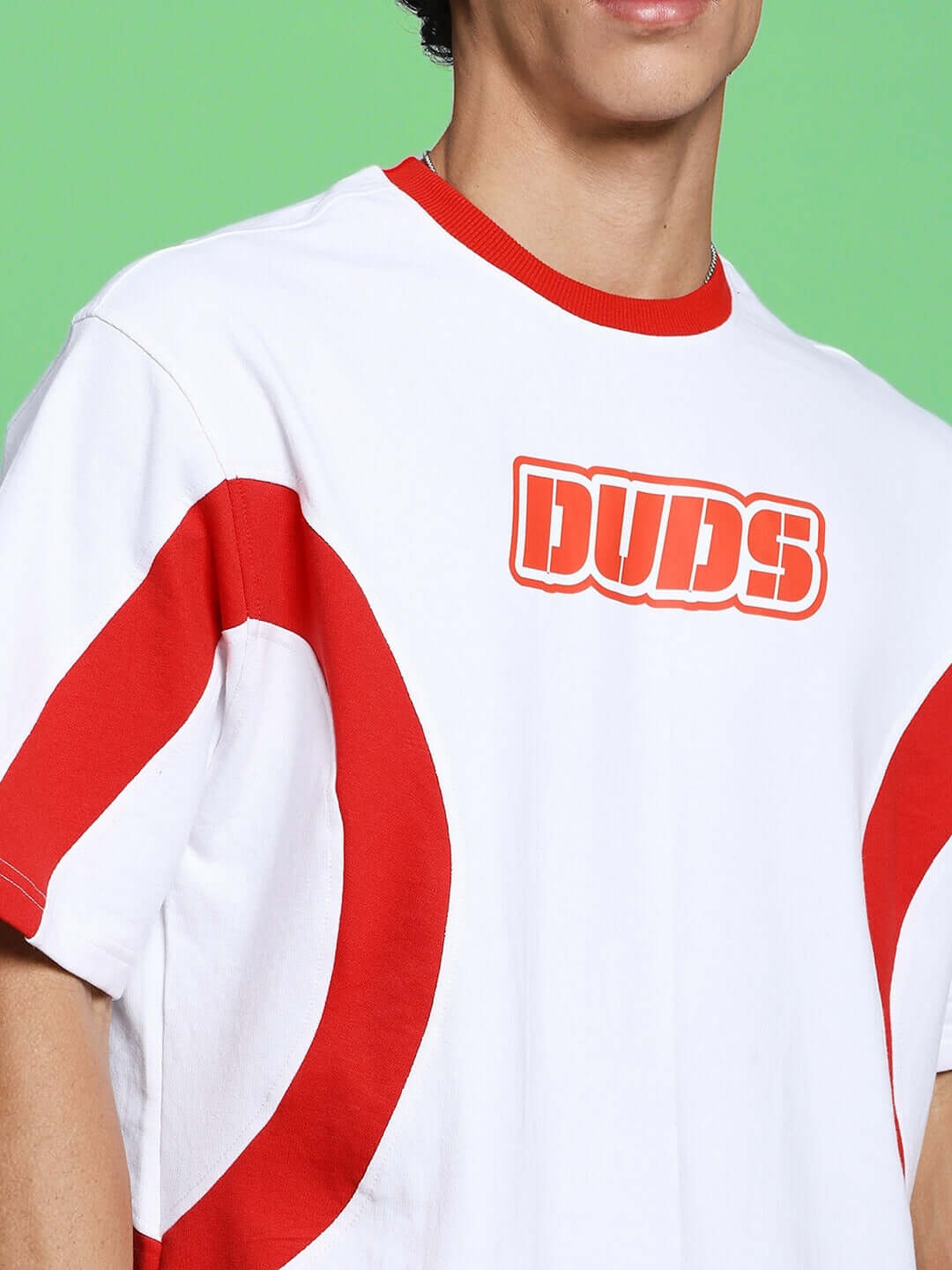 EZEL OVER-SIZED T-SHIRT WHITE RED with bold red accents and logo, ideal for streetwear fashion.