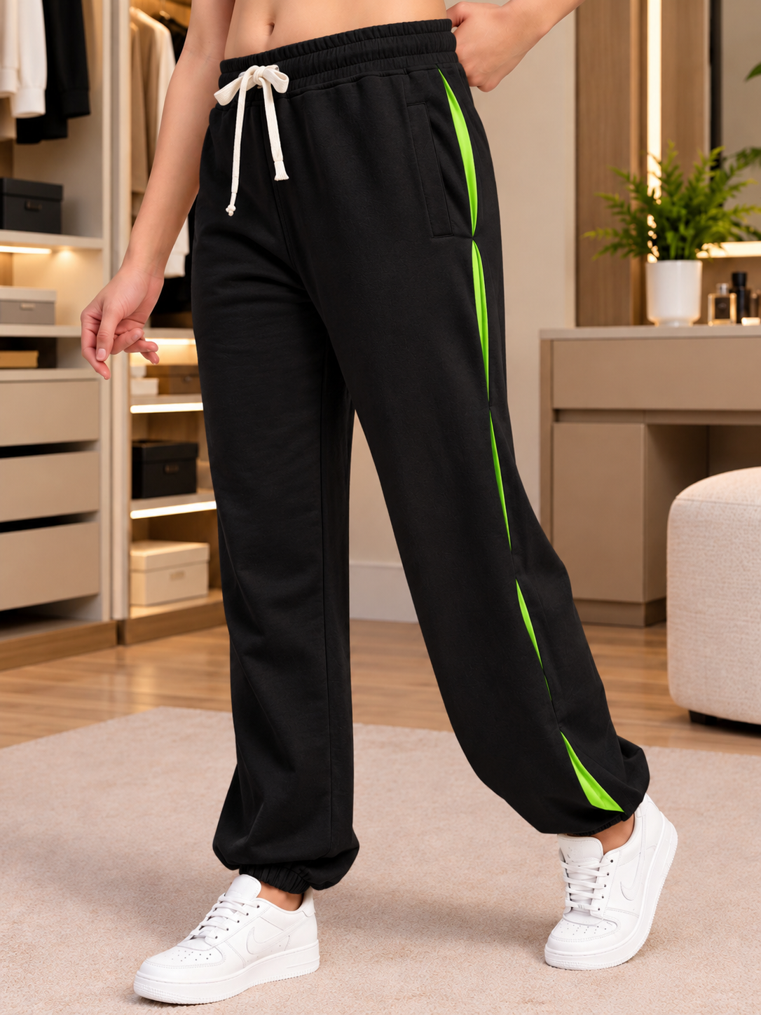 WOMEN CURIOUS GRAPHIC JOGGERS BLACK