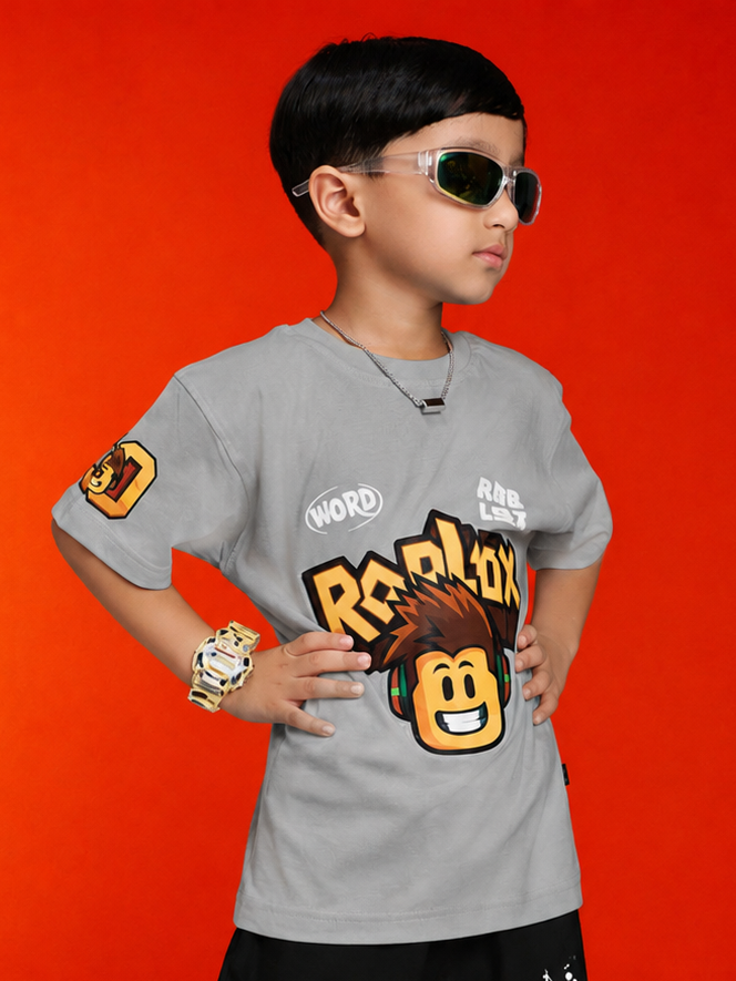 ROBLOX WORLD FIT T-SHIRT FOR BOYS GIRLS GREY worn by a boy with sunglasses in front of an orange background.