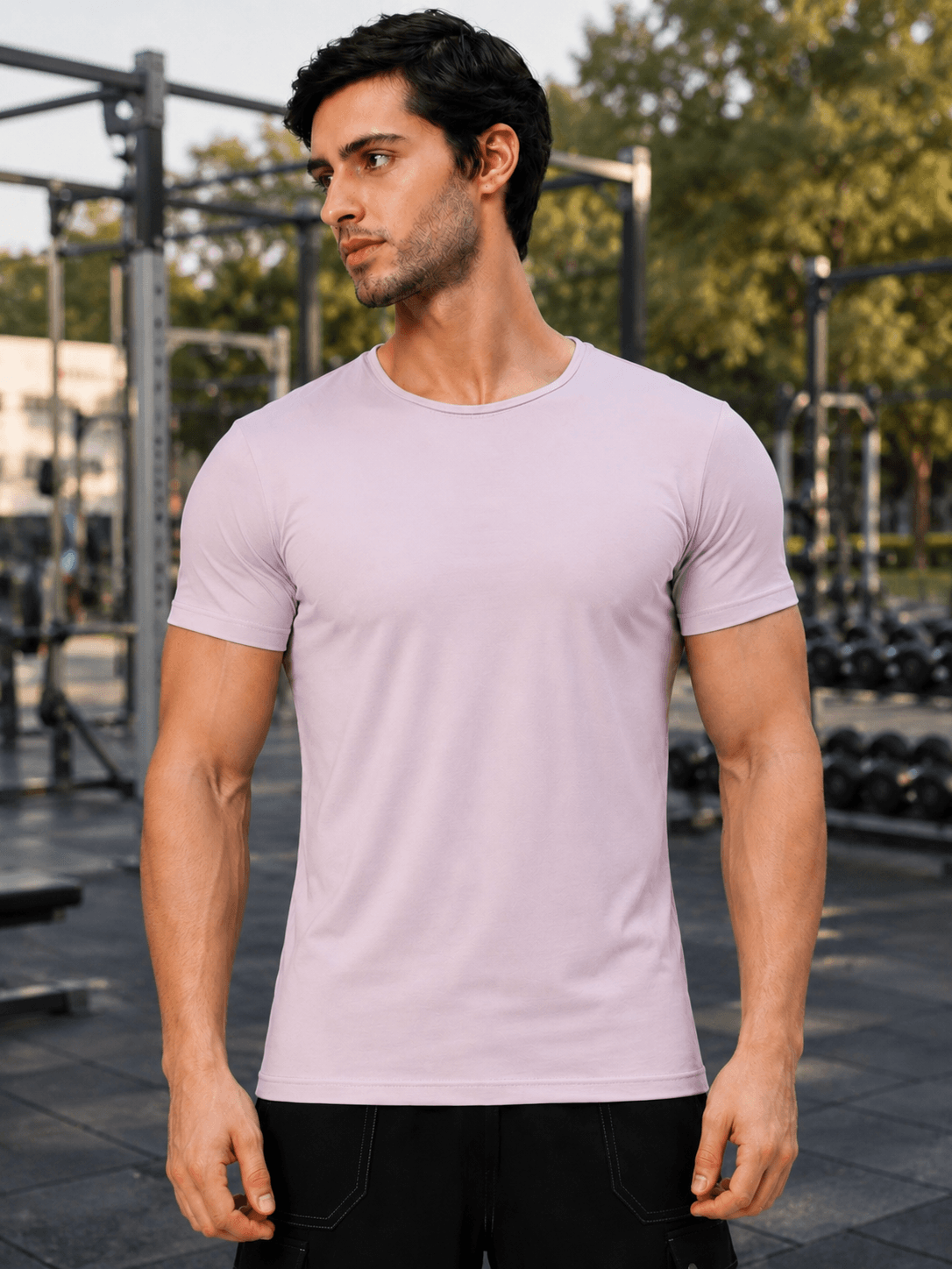 BEDROCK FIT REGULAR FIT T-SHIRT LILAC worn by a man in a gym setting, showcasing its stylish lilac color.