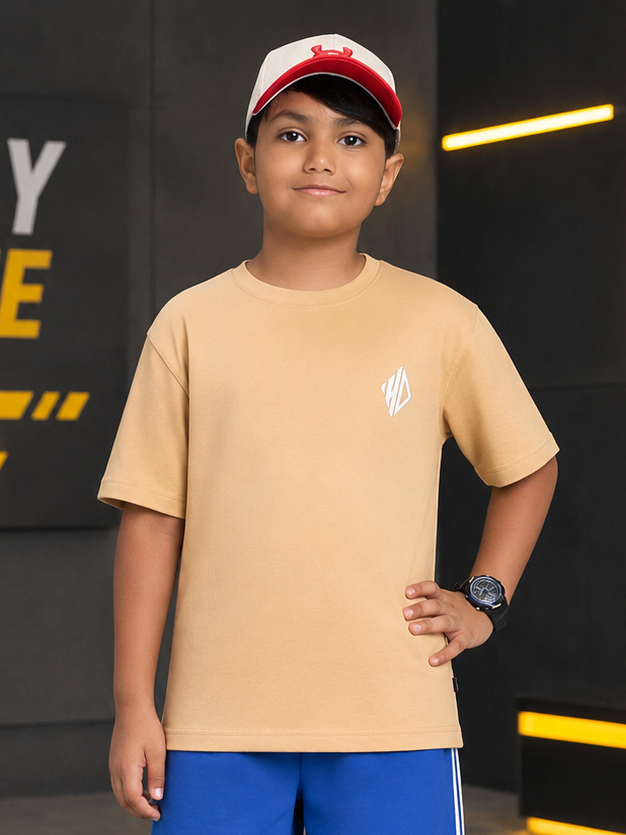 NEO STREET DROP T-SHIRT FOR BOYS GIRLS RED BEIGE worn by a boy in a beige t-shirt and cap.