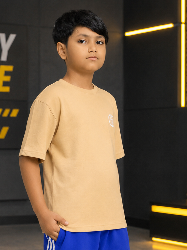 NEO STREET DROP T-SHIRT FOR BOYS GIRLS RED BEIGE worn by a boy, showcasing a modern urban style in a beige t-shirt.