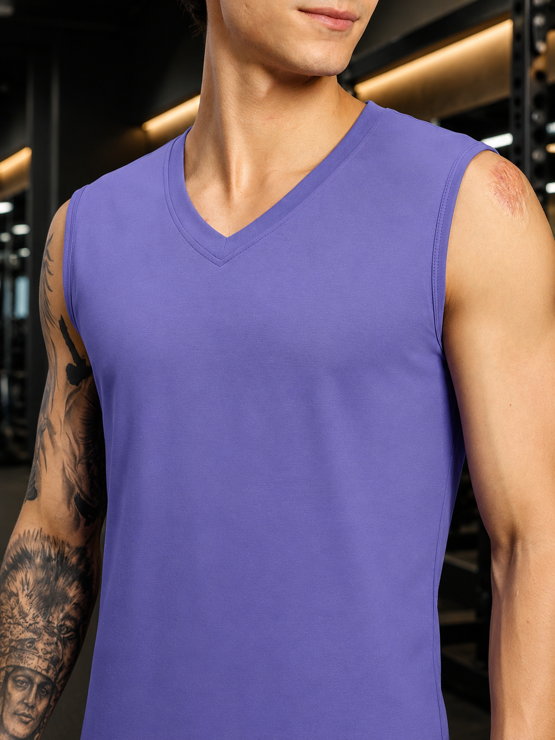LEVELUP GAMER SLEEVELESS T-SHIRT PURPLE worn by a model in a gym setting with modern lighting.