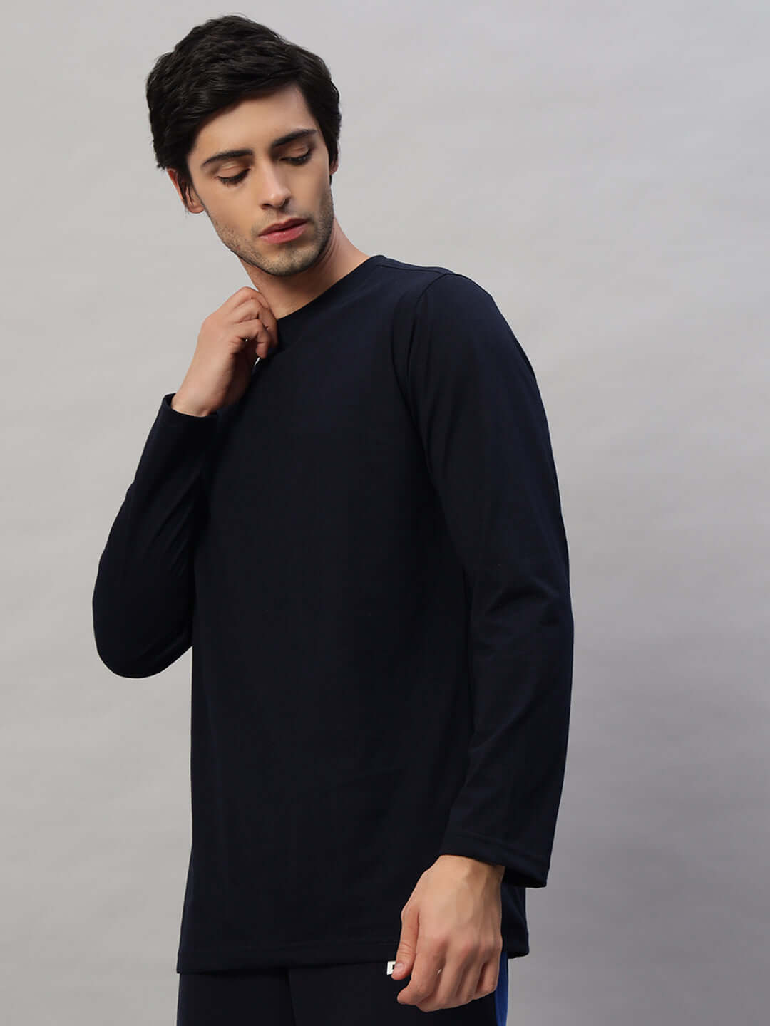 Navy blue slim fit sweatshirt made from 100% cotton, featuring long sleeves and crew neck design, perfect for casual wear.