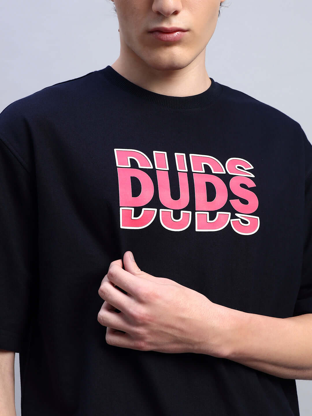 Person wearing navy blue Flores Creative Print Oversized T-Shirt with stylish print.