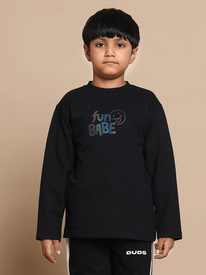 Child wearing oversized black FUN BABE sweatshirt, 100% cotton, ideal for boys and girls. Premium casual wear, bio-washed for comfort.