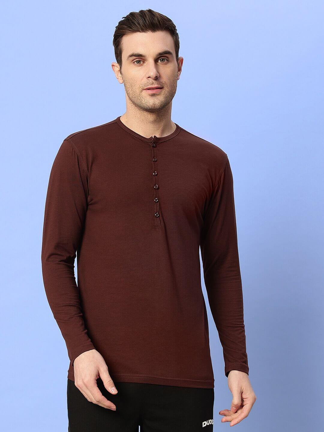 HENNY slim fit brown sweatshirt made of 100% cotton, shown on a model with blue background. Premium heavy gauge, bio-washed fabric.