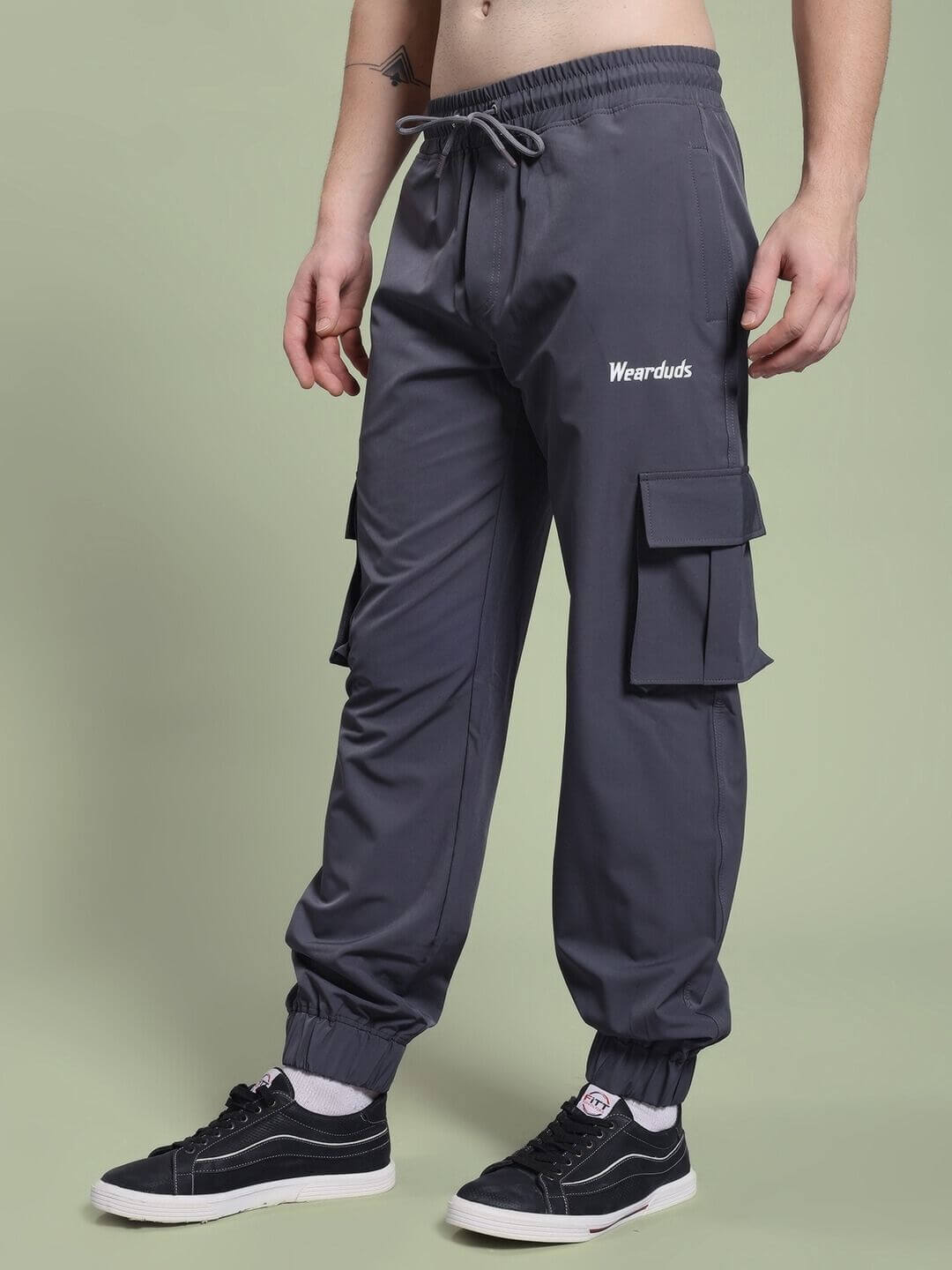 JACK RELAXED FIT MULTI POCKET CARGO DARK GREY pants with relaxed fit and multiple pockets for comfort and style.