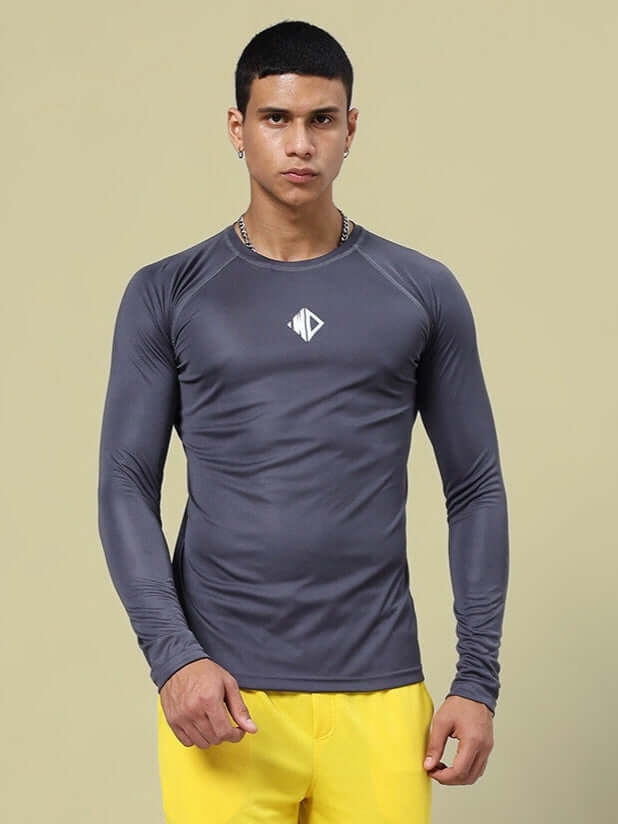 Man wearing JAMES REGULAR FIT T-SHIRT GREY made of sports polyester fabric