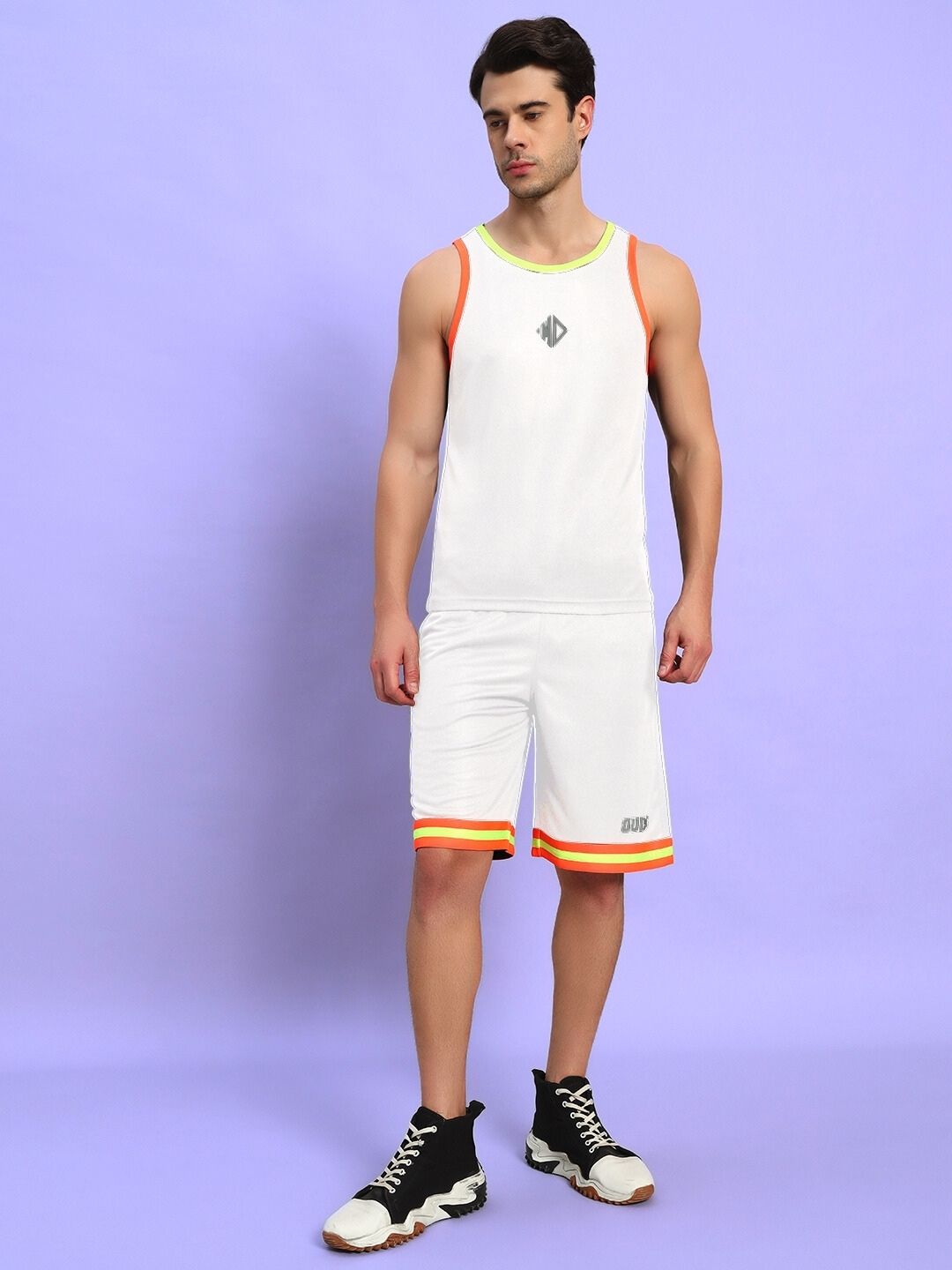 Model wearing JORDAN GYM REGULAR FIT SHORTS WHITE, showcasing athletic fashion and comfort in a sporty and stylish outfit.