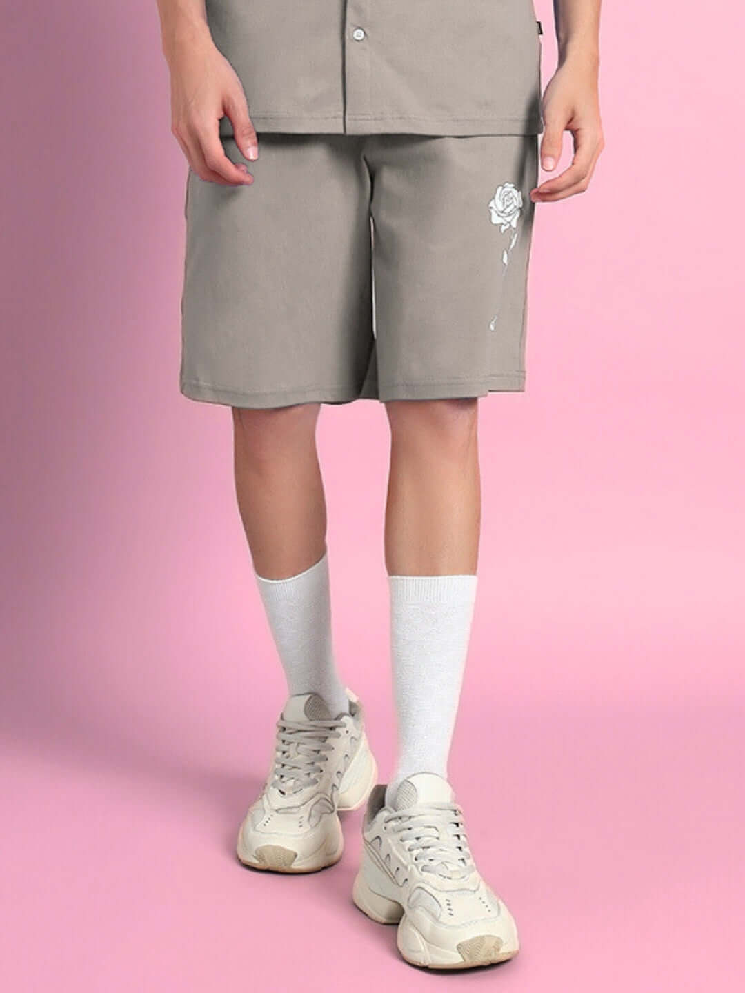 LIMBO SUMMER COTTON SHORTS GREY showcased against a pink background, highlighting casual streetwear style and comfort for women.