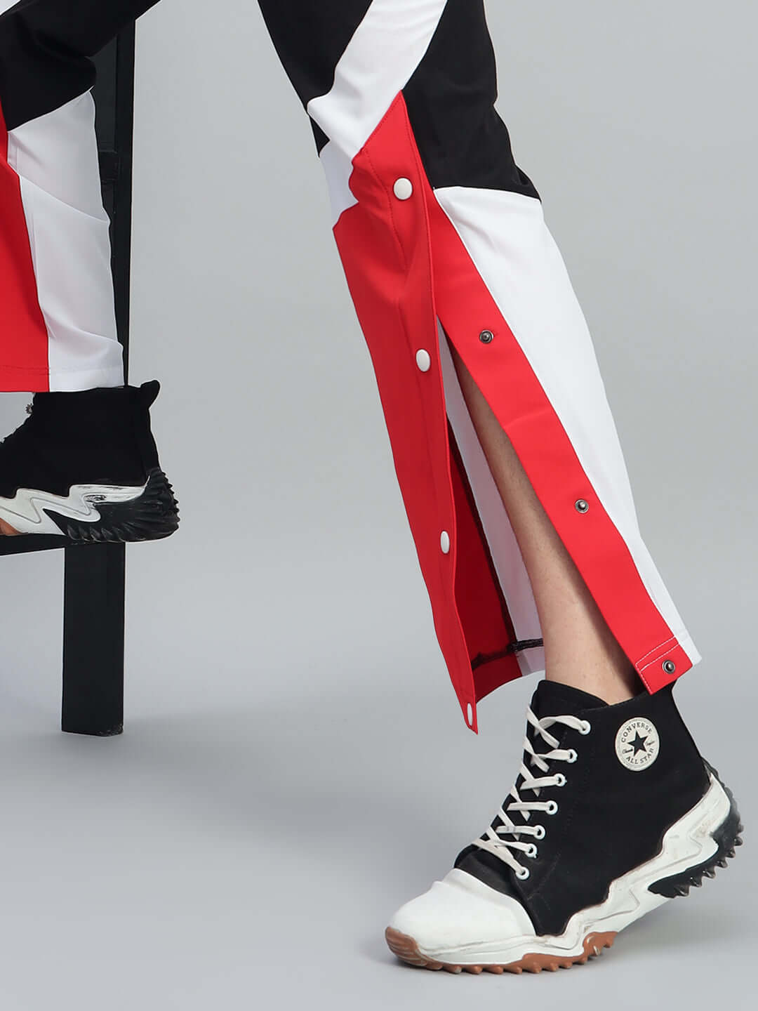 MARCO RELAXED FIT CARGO PANTS BLACK RED with bold red accents and utility pockets for fashionable streetwear.