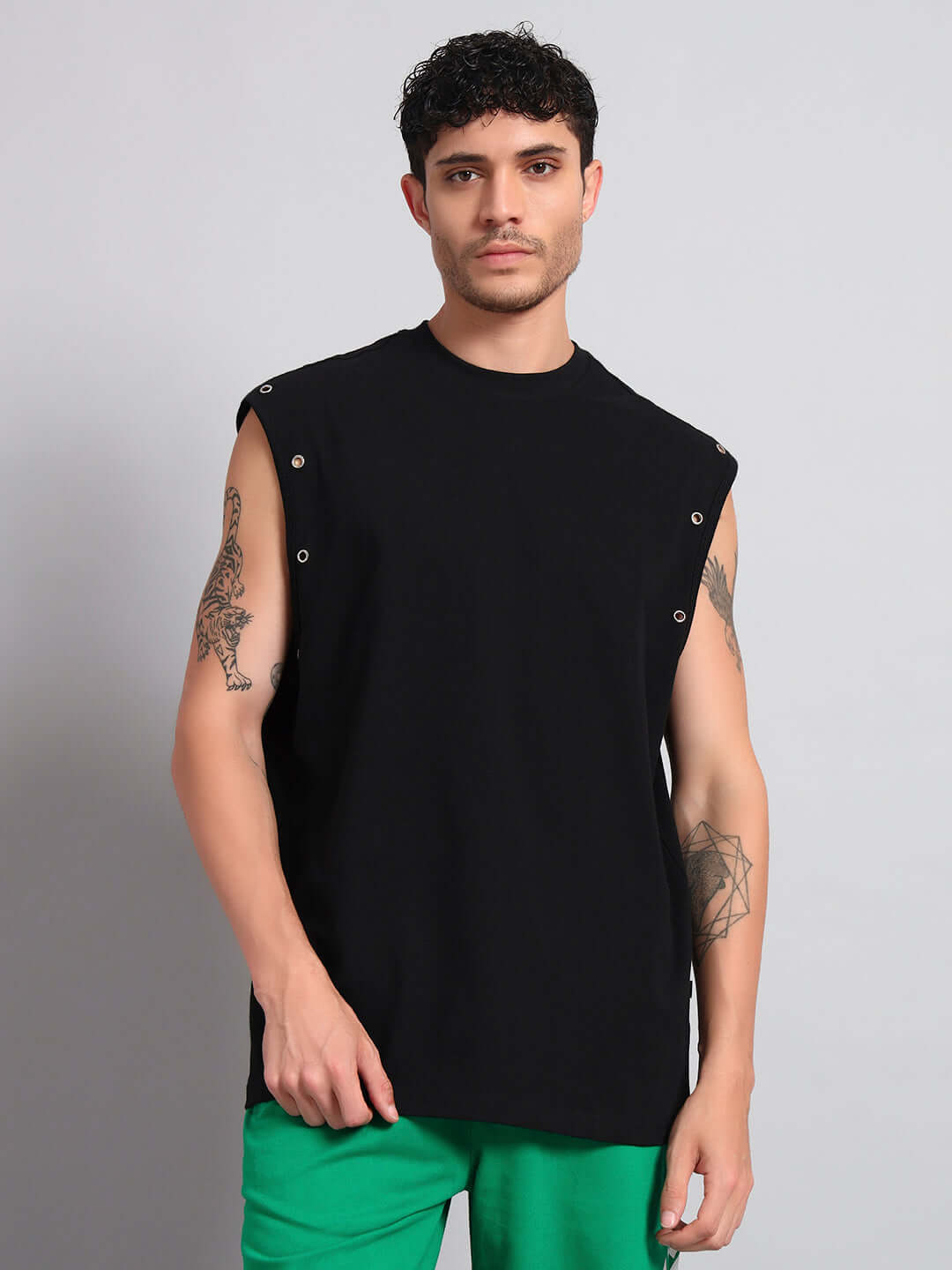 Model wearing ALVEN oversized black t-shirt, showcasing sleeveless design and custom fit options.