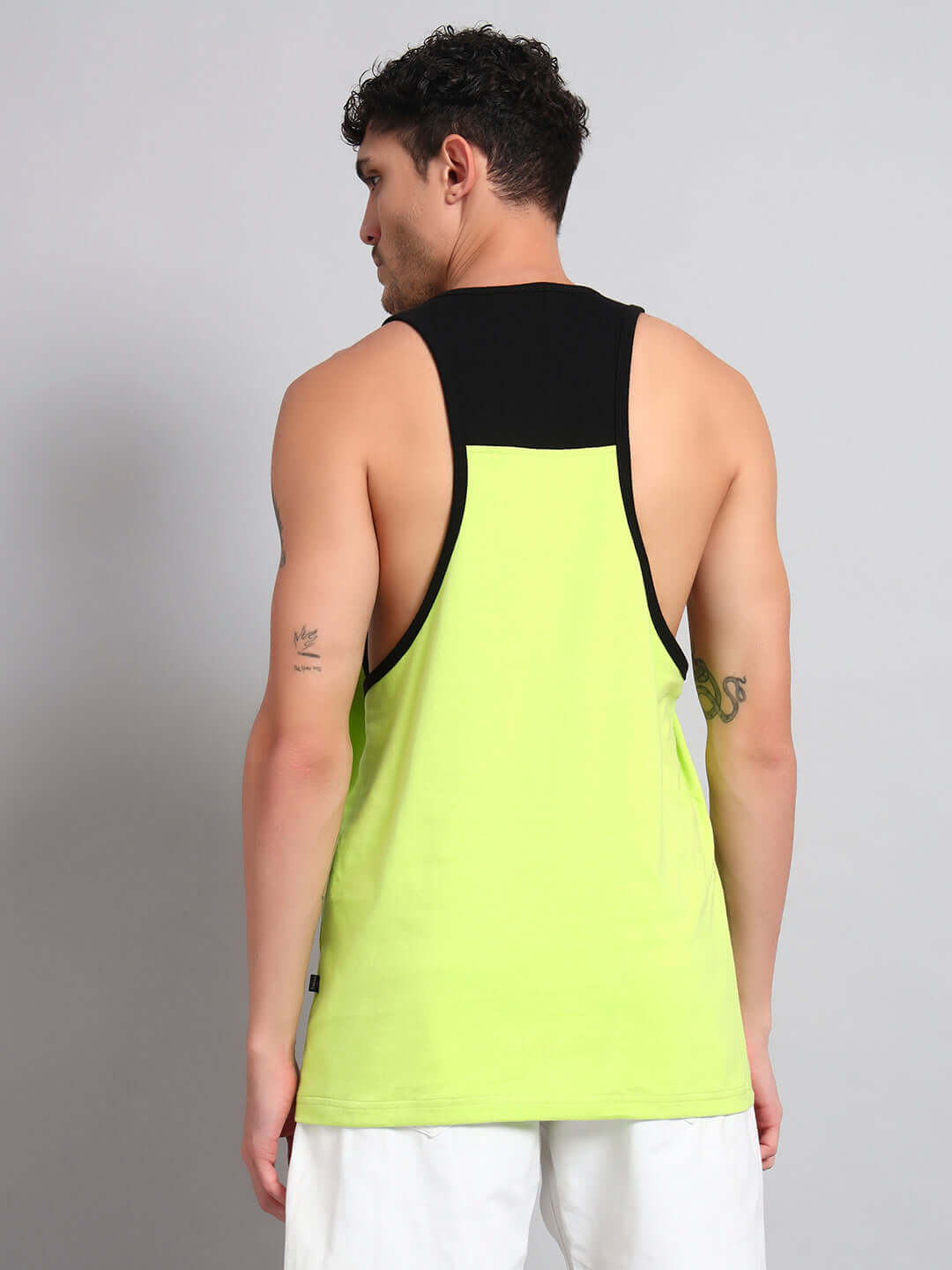 Side view of man wearing NEO GYM T-SHIRT in neon green, featuring customizable sizes. Ideal for fitness enthusiasts. 