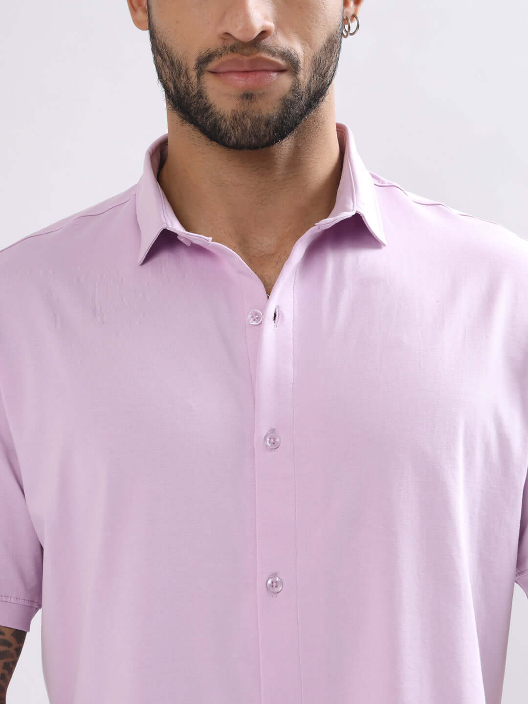 Man wearing a NOIR LILAC SHIRT, half sleeves, slim fit, curved hem, made of 100% cotton Lycra, wrinkle-free and stretchable fabric.