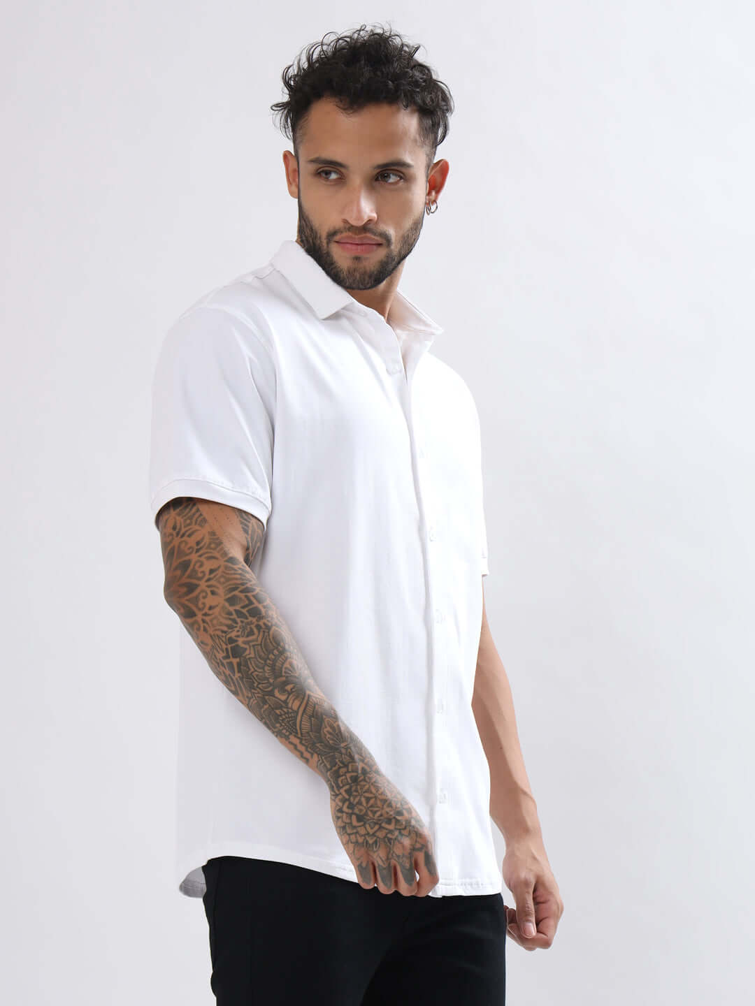 Man wearing NOIR white wrinkle-free shirt with half sleeves and curved hem, made from 100% cotton Lycra, large size, slim fit.
