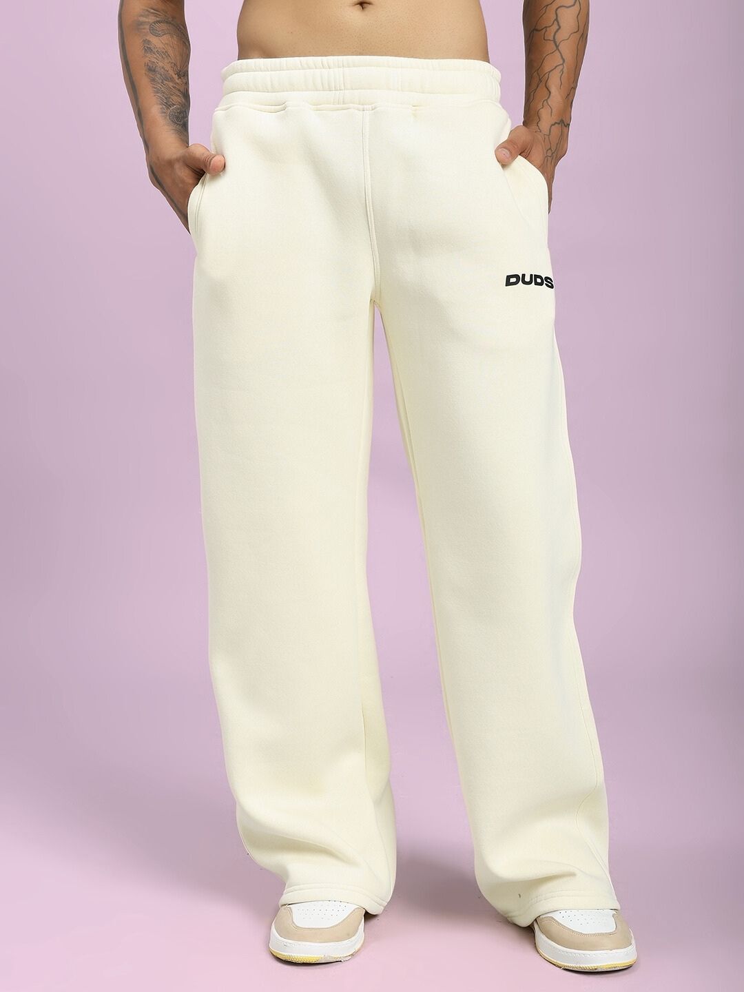 Model wearing OCEAN BUDDIES JOGGER OFF-WHITE with ocean-inspired graphic, perfect blend of comfort and style.