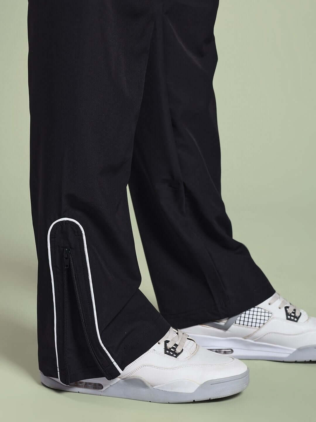 PERFACT RELAXED-FIT JOGGER BLACK in close-up view, highlighting the stylish design and relaxed fit, paired with white sneakers.