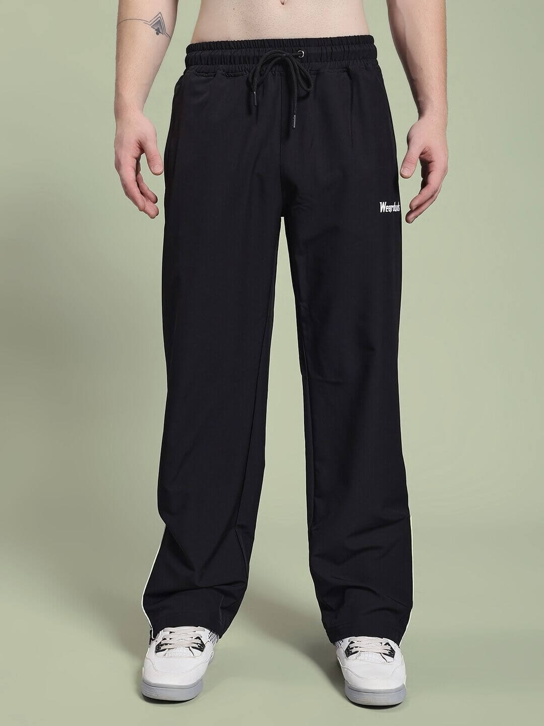 Model wearing PERFACT RELAXED-FIT JOGGER BLACK, stylish casual pants with a drawstring waist, ideal for comfort and fashion.