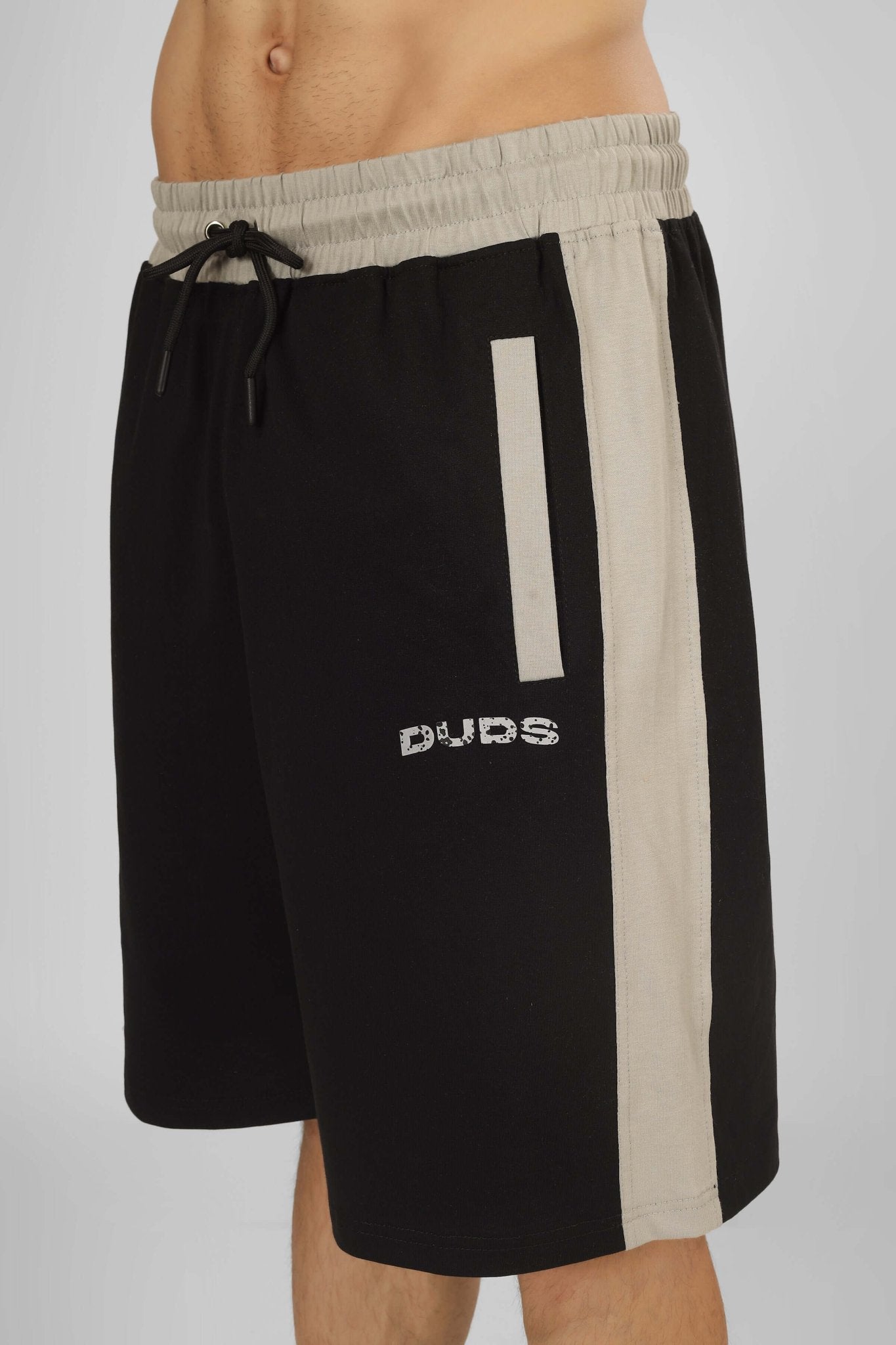 PLUTO CONTRAST REGULAR FIT SHORTS BLACK - SHORTS