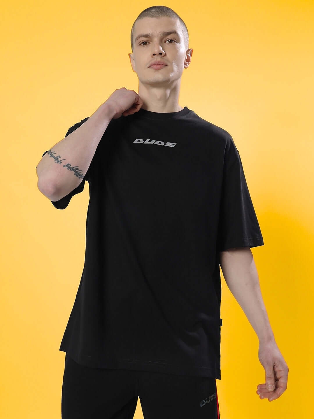 Model wearing black oversized T-shirt with poison skull reflector design, made from premium cotton fabric. Ideal for casual fashion.