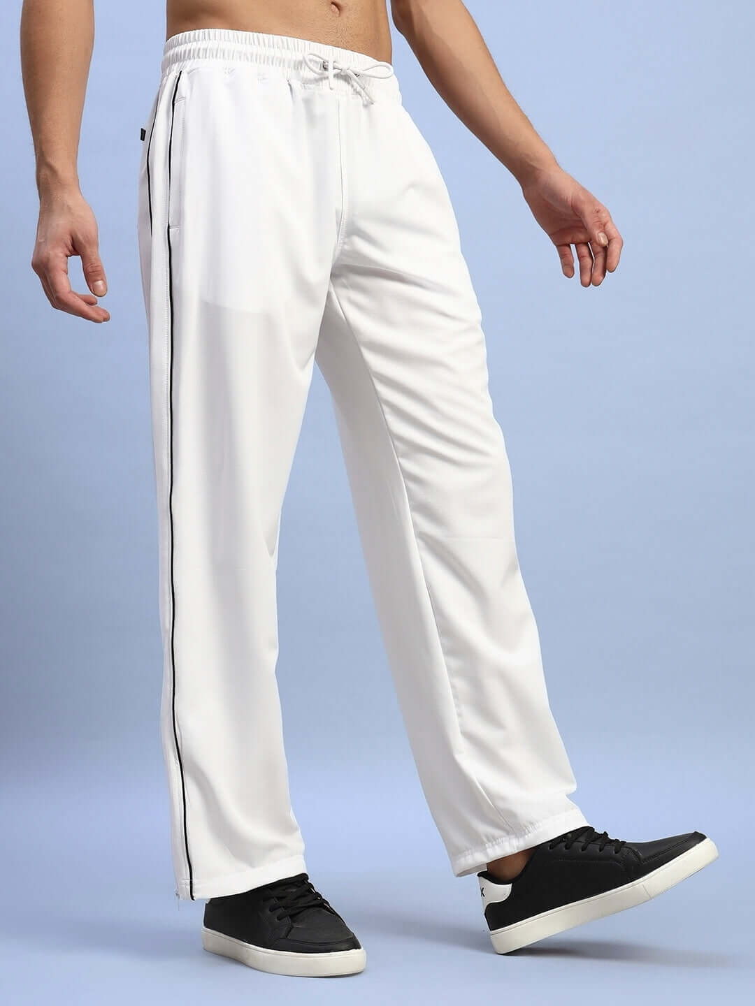 Model wearing RELIGHT relaxed-fit white joggers with black sneakers, showcasing comfortable and customizable fit options.